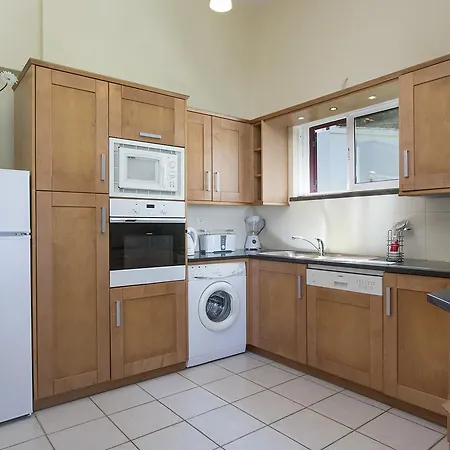 Large Duplex In Best Location - 10 Minute Walk To Marina -3bdr 3bath וילהמורה